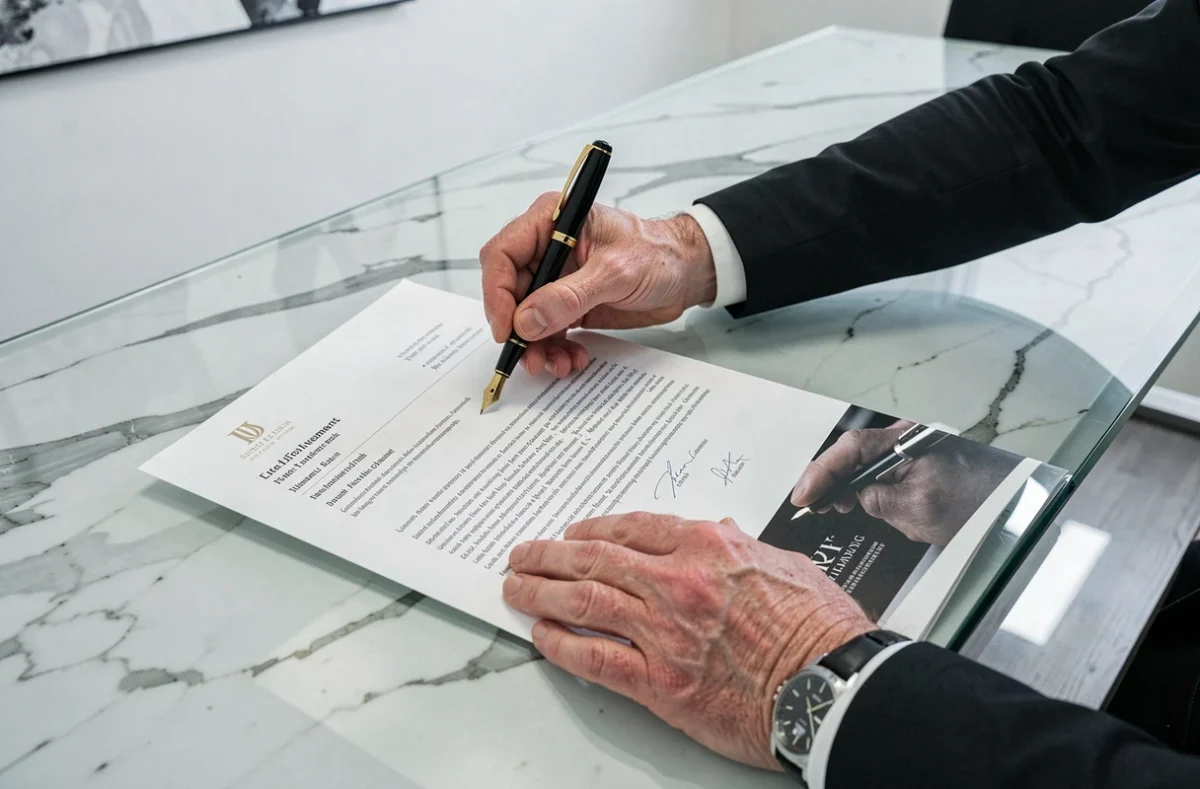 Signature d'un contrat d'investissement luxe illustrant le cadre réglementaire de l'EPA CDI pour les stratégies patrimoniales 2026